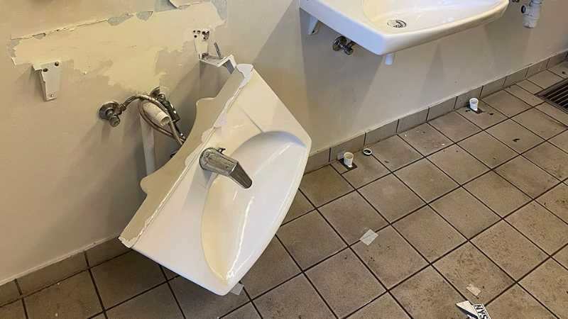 Stock Photo, tags: billeder af toiletter efter - pbs.twimg.com