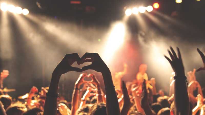 Stock Photo, tags: martin deltager artist talks med finn p. - images.unsplash.com