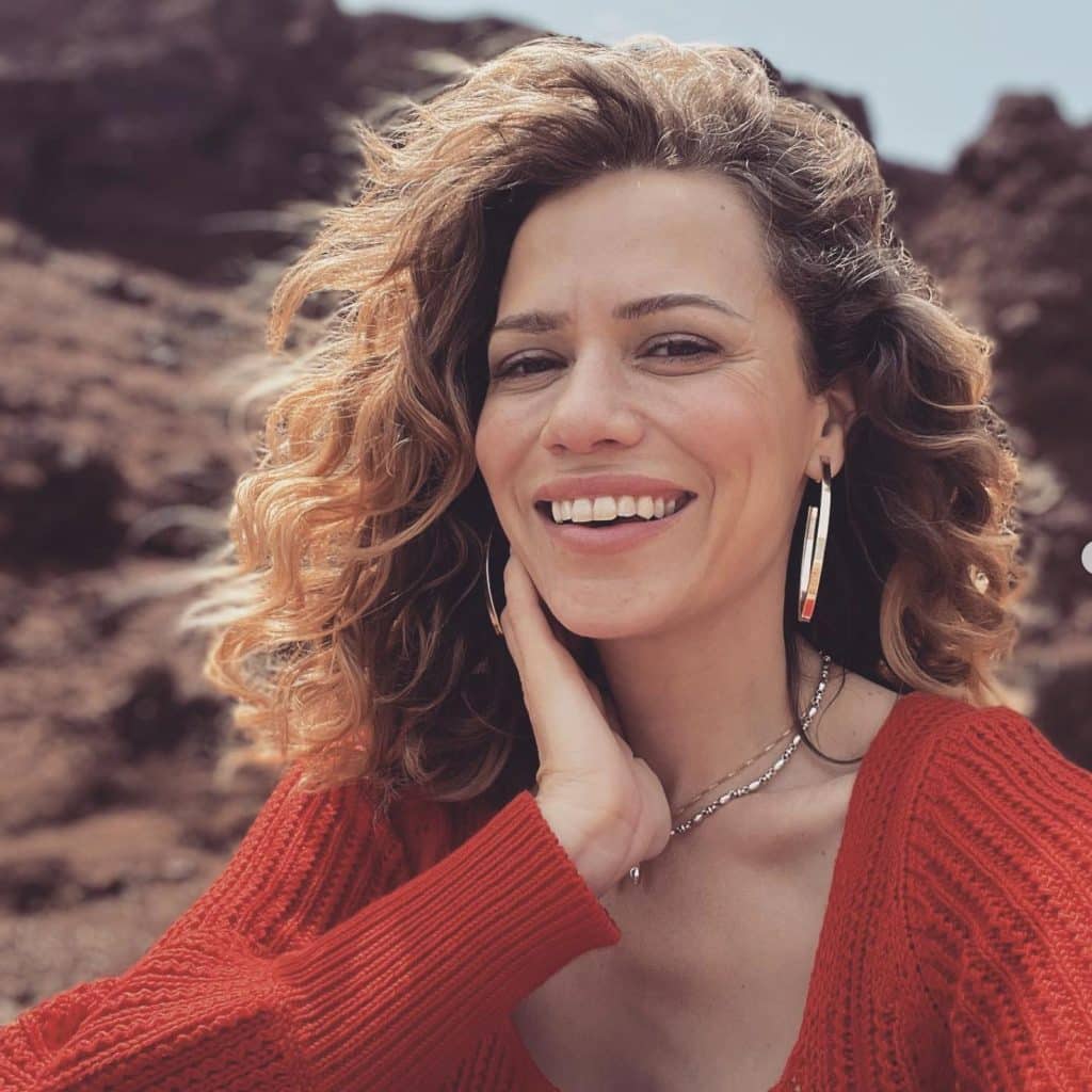 Actress Bethany Joy Lenz revealed at one point her “One Tree Hill” co-stars tried to “rescue” her from a cult she had been involved with., tags: redde fra - Instagram