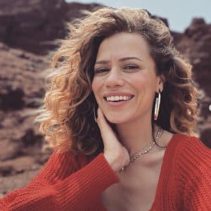 Actress Bethany Joy Lenz revealed at one point her “One Tree Hill” co-stars tried to “rescue” her from a cult she had been involved with., tags: redde fra - Instagram