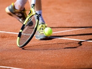 Uforglemmeligt møde: Jannik Sinner overrækker tennisracket til pave Leo XIV i Vatikanet